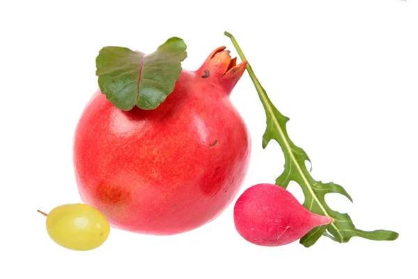 Bodegón Minimalista Con Inesperada Combinación Fruta Granada Roja Rábano Rosado — Foto de Stock