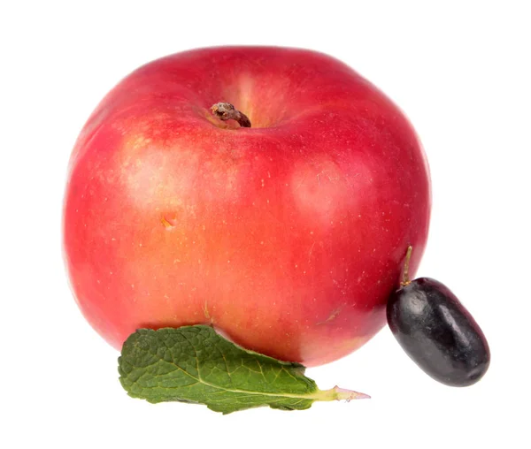 Roter Apfel Lila Traubenbeere Und Grünes Minzblatt Isoliert Auf Weißem — Stockfoto