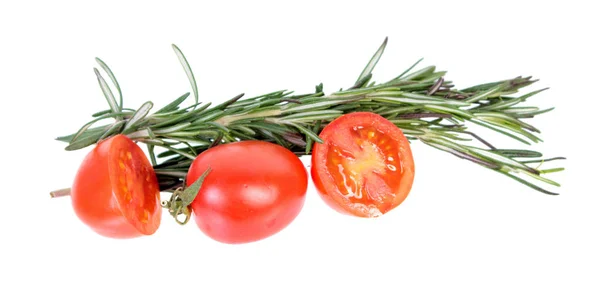 Rote Tomaten Und Frischer Grüner Rosmarin Isoliert Auf Weißem Hintergrund — Stockfoto