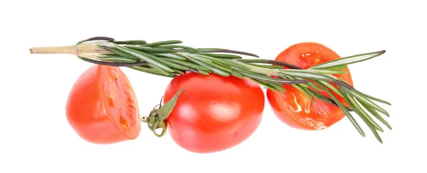 Rote Tomaten Und Frischer Grüner Rosmarin Isoliert Auf Weißem Hintergrund — Stockfoto