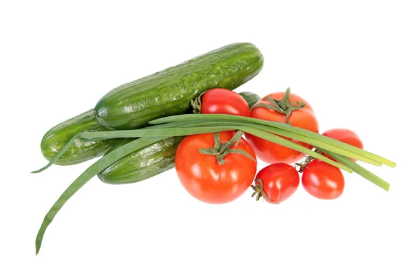 Pepinos Verdes Frescos Tomates Vermelhos Folhas Cebola Verde Isoladas Fundo — Fotografia de Stock