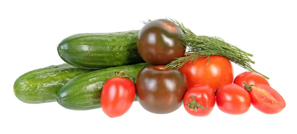 Φρέσκα Πράσινα Αγγούρια Διαφορετικές Κόκκινες Ντομάτες Και Πακέτο Πράσινα Φύλλα — Φωτογραφία Αρχείου