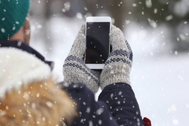 Boş ekran smartphone günde holding adam eller, yakın çekim.