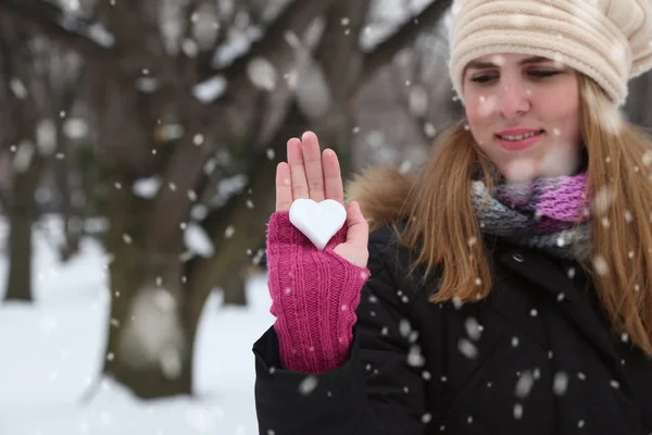 Portrait Jeune Femme Montrant Coeur Neige Dans Parc Enneigé — Photo