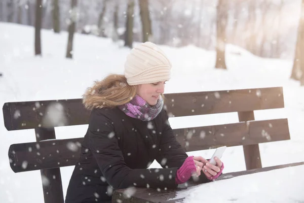 Dívka Pomocí Smartphone Parku Zimní Sezóně — Stock fotografie