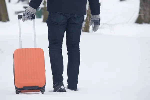 Valise Orange Sur Roues Jambes Homme Dans Neige — Photo