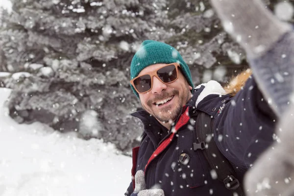 Hombre Tomando Selfie Invierno —  Fotos de Stock