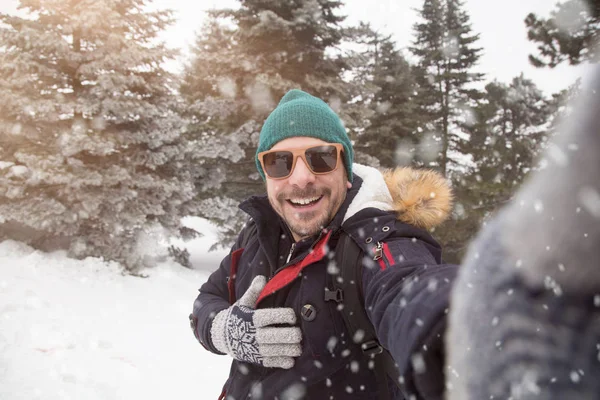 Homem Com Óculos Sol Tomando Selfie Dia Nevado — Fotografia de Stock