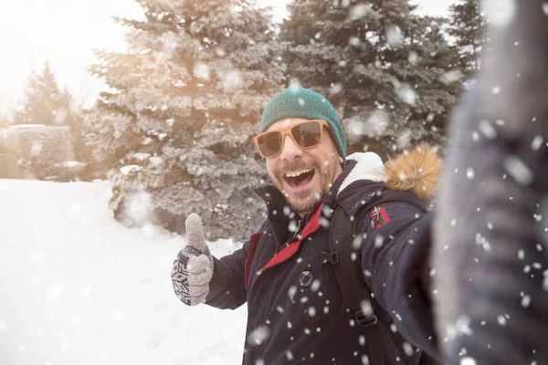 Homem Com Óculos Sol Tomando Selfie Dia Nevado Mostrando Polegar — Fotografia de Stock