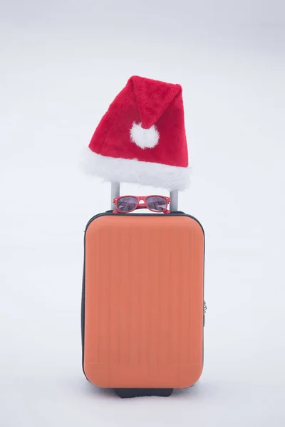 Pomarańczowy Walizkę Okulary Przeciwsłoneczne Kapelusz Santa Śniegu Koncepcja Holiday — Zdjęcie stockowe