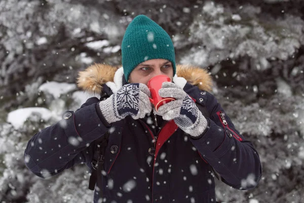 Porträtt Unga Män Som Dricker Varmt Utomhus Snö Dag — Stockfoto