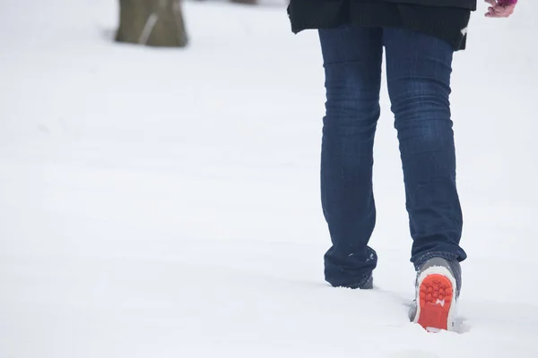 Жінка Ноги Снігу Копіювати Простір Зимова Концепція — стокове фото