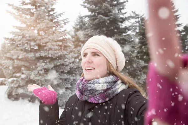 Selfie Kış Arka Plan Üzerinde Çekici Kadın — Stok fotoğraf