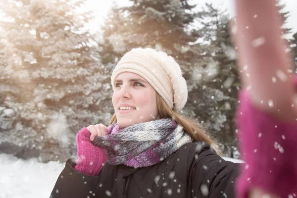 Mladá Krásná Žena Selfie Převzetí Zimní Pozadí — Stock fotografie