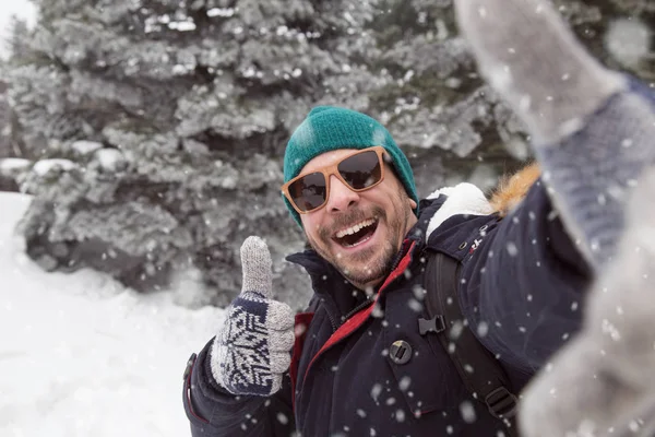 Joven Tomando Selfie Día Nevado Mostrando Pulgar Hacia Arriba Concepto —  Fotos de Stock