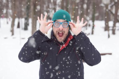Kar günü genç deli adam portresi. Güzel, komik, komik ve duygular 