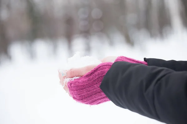 Close Mãos Mulher Luvas Segurando Uma Neve — Fotografia de Stock