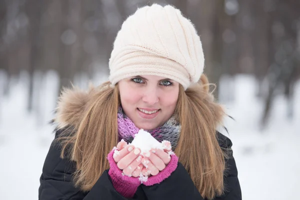 Retrato Belleza Una Atractiva Joven Día Nieve Vacaciones Sosteniendo Nieve —  Fotos de Stock