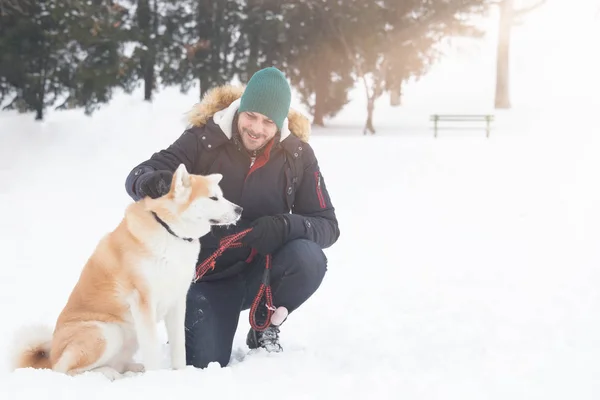Человек Собакой Акита Парке Снежный День Зимняя Концепция — стоковое фото