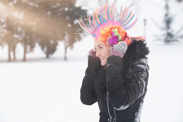 Портрет Молодих Жінок Клоуном Барвистий Перук Навушники День Снігу — стокове фото