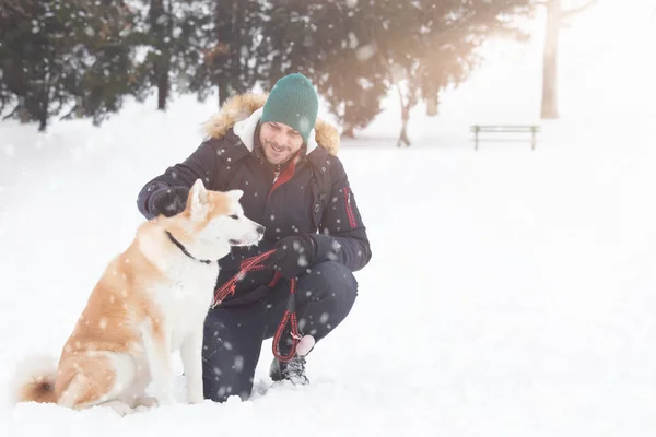 Собака Акита Своим Хозяином Снежный День Зимняя Концепция — стоковое фото