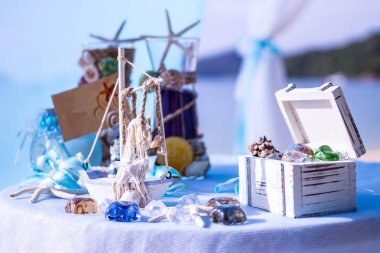 Düğün töreni deniz kenarında. Ayrıntılar.