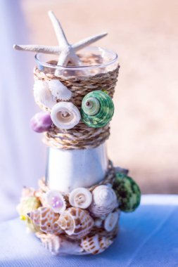 Düğün töreni deniz kenarında. Ayrıntılar.