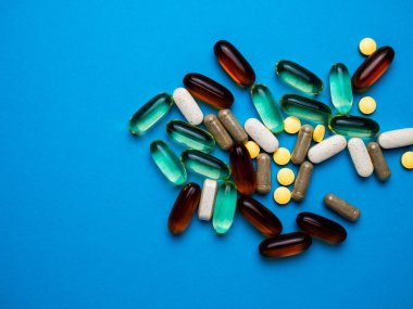 hapları üzerinde mavi bir adam