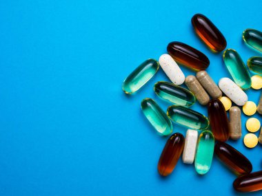 hapları üzerinde mavi bir adam