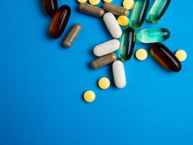 hapları üzerinde mavi bir adam