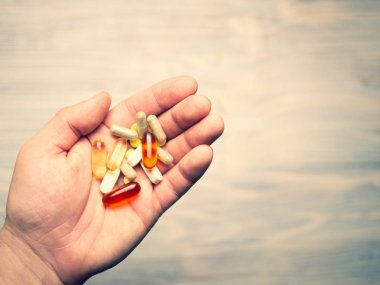 Bir avuç avuç hapları