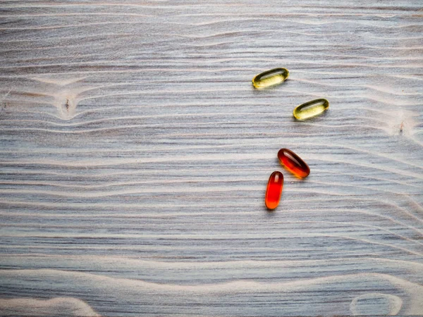 bir ahşap masa üstü hapları