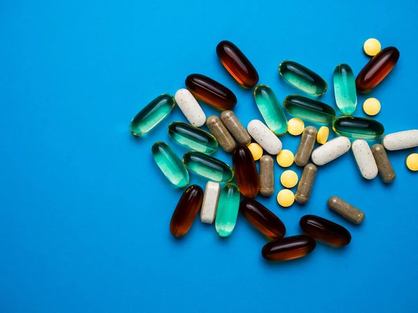 hapları üzerinde mavi bir adam