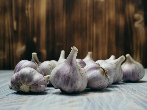 Tahta bir masada sarımsak.