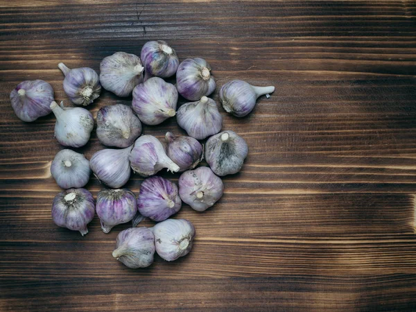 Tahta bir masada sarımsak.