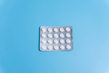 Hap paketi üzerinde mavi arka plan