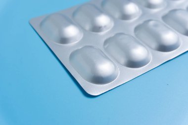 Hap paketi üzerinde mavi arka plan