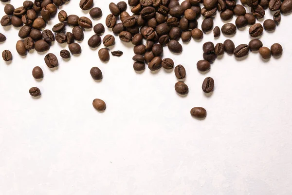 Жареные кофейные зерна оптом на светло-голубом фоне. dark co — стоковое фото