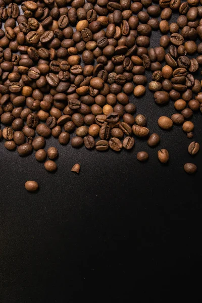 Жареный кофе в зернах оптом на черном фоне. темный кофеин r — стоковое фото