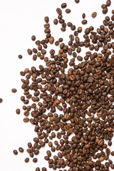 Kavrulmuş kahve çekirdekleri bir açık mavi renkli üzerinde toplu olarak. karanlık co