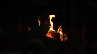 Şöminede yakın çekimde odun yanıyor. Ağır çekim. Bunfire