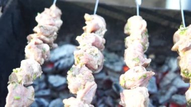 Izgarasında kömür yakmak. Ateşte et pişirmek