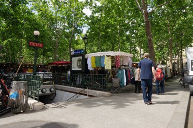 Metro istasyonu yakınında Sokak pazarı