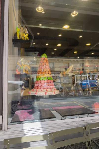 The pyramid of macaroon cakes in a candy store — Stock Photo, Image