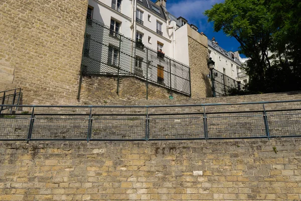 Haus aus hellbraunem Backstein mit weißer Wand gegen das blaue sk — Stockfoto