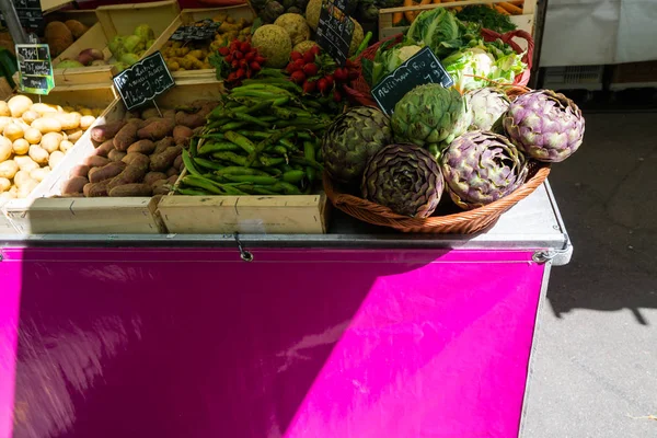 Zelenina v krabicích a košíkách na tržišti — Stock fotografie