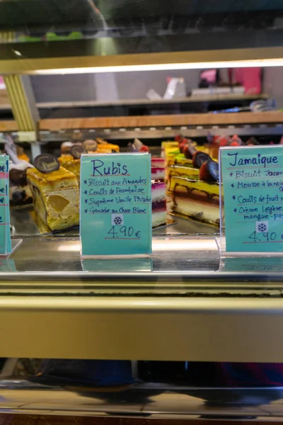 Cakes with the price of the glass in a candy store — Stock Photo, Image