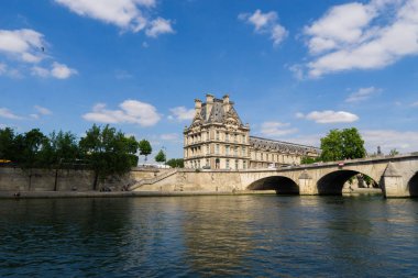 Seine Nehri kıyısında eski saray