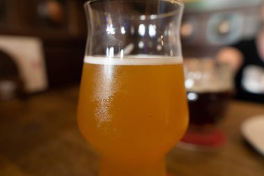 Cam ile soğuk bira kupa. Arka planda Blur kız.