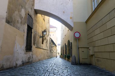 Sabah erken saatlerde taş kaldırımlı dar cadde. Olma -dan